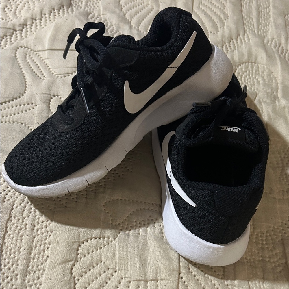 Nike Unisex Kids Tanjun 818382-001 Black Sneaker Shoes Low Top Lace Up Size 11C - Picture 6 of 10